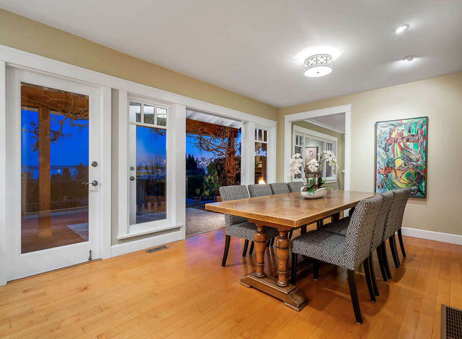 This stunning dining room boasts an elegant design with a beautiful wooden table and stylish chairs.