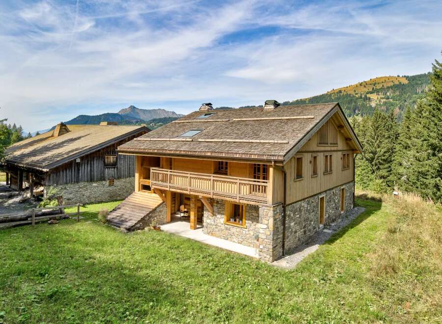 Discover the charm of this stunning chalet nestled in a picturesque mountain setting.