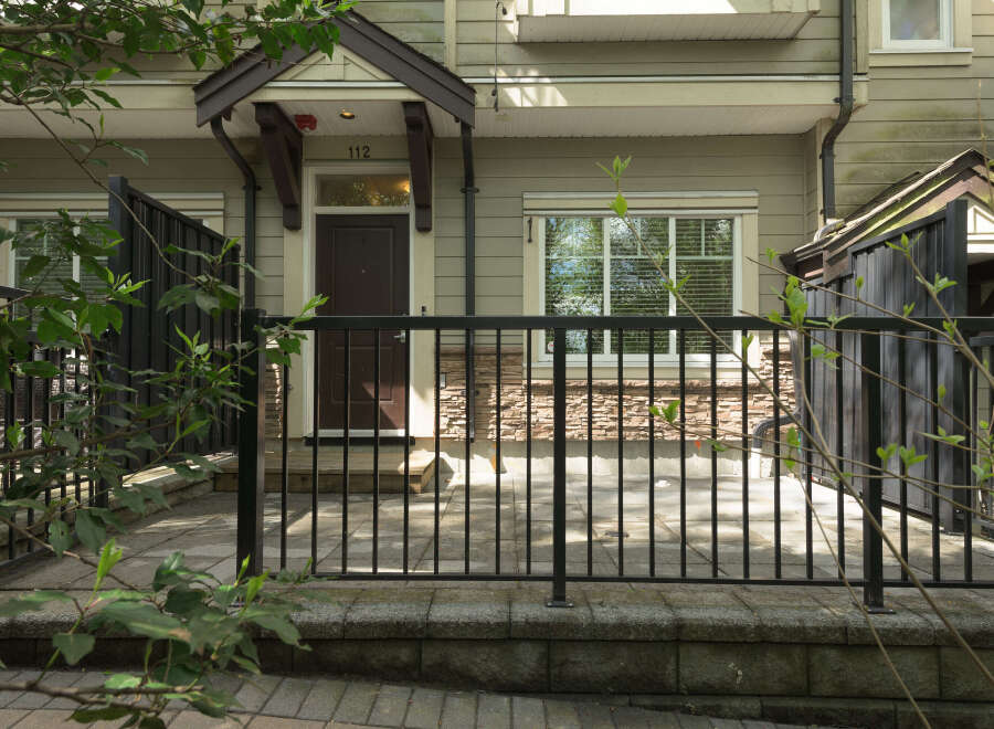 Discover the charm of this beautiful property, featuring a welcoming entrance and a well-maintained exterior.
