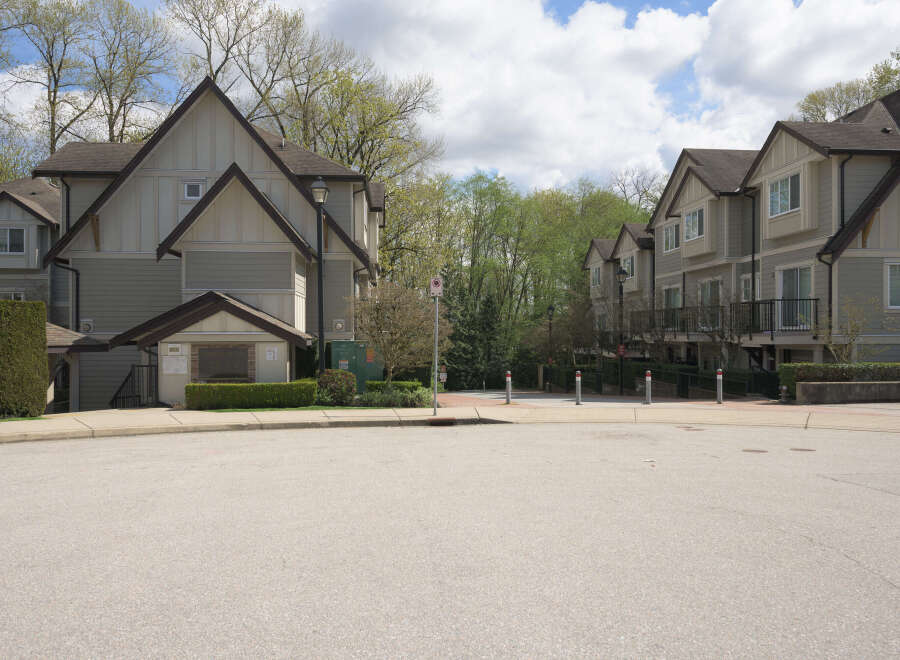 Discover the charm of this stunning property, featuring a modern design and a prime location.