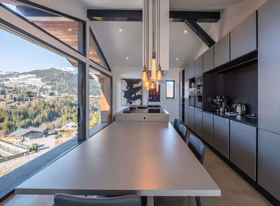 Experience luxury living in this stunning property with breathtaking mountain views.