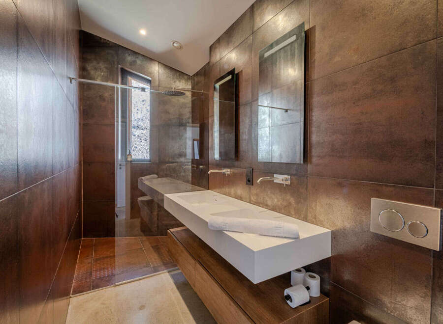 Experience luxury in this modern bathroom, featuring sleek design and high-end finishes.