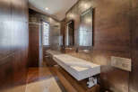 Experience luxury in this modern bathroom, featuring sleek design and high-end finishes.