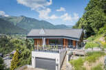 Discover a stunning mountain retreat with breathtaking views.