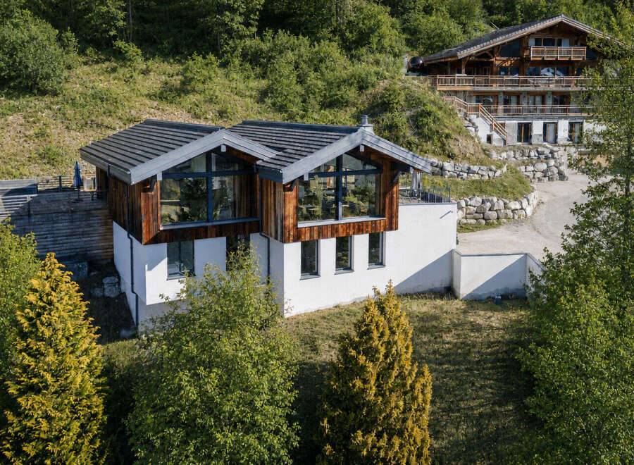 Discover a stunning mountain retreat with this luxurious property.