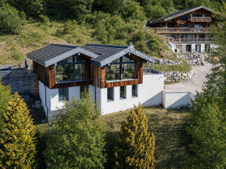 Discover a stunning mountain retreat with this luxurious property.