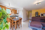 Discover this charming property featuring a cozy living space and a well-equipped kitchen.