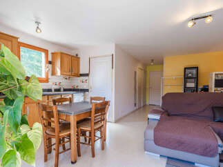 Discover this charming property featuring a cozy living space and a well-equipped kitchen.