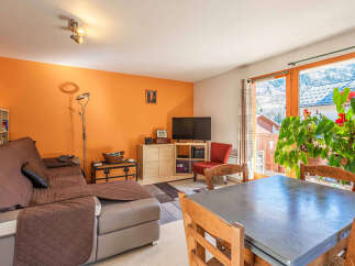 Discover this charming living space, perfect for relaxation and entertaining.