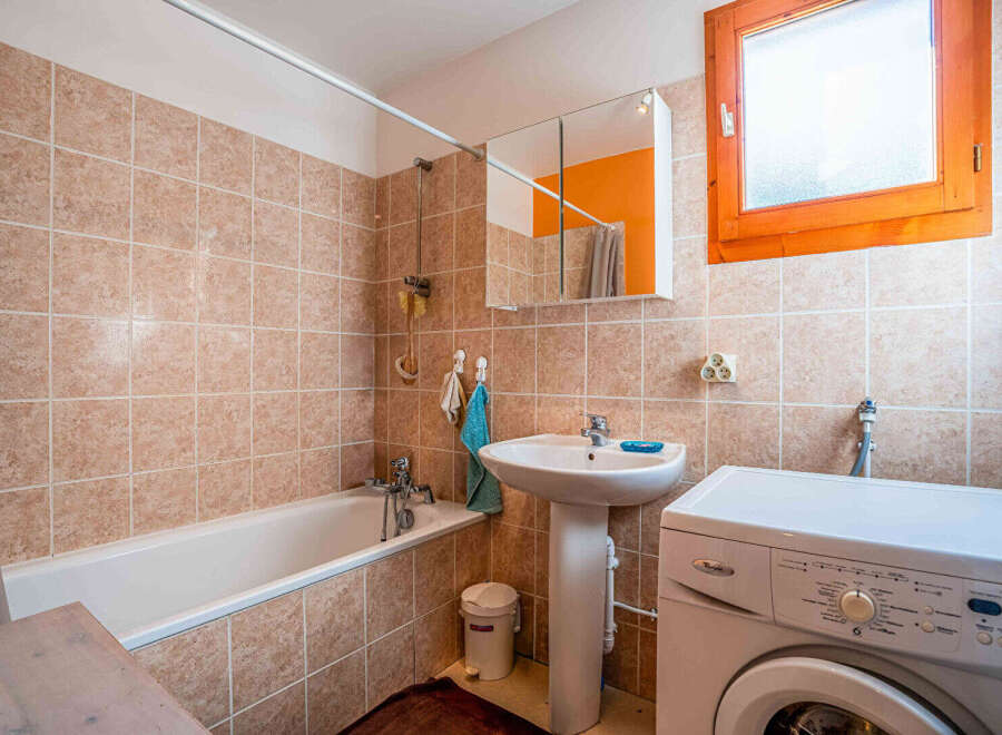 This cozy bathroom features a combination of functionality and style, perfect for everyday living.