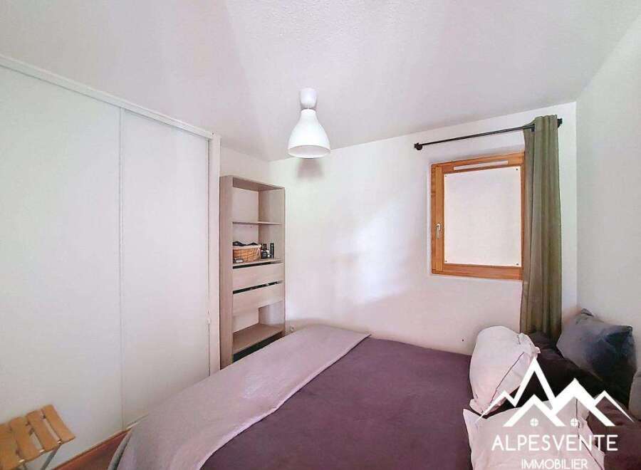 Discover this charming bedroom, perfect for a cozy retreat.
