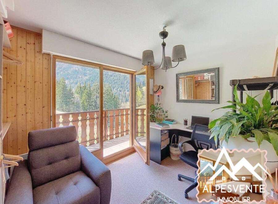 This charming property boasts stunning views and a cozy interior.