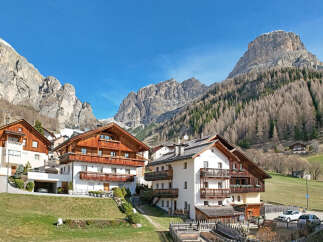 Discover the charm of this stunning mountain property, nestled in a picturesque village.