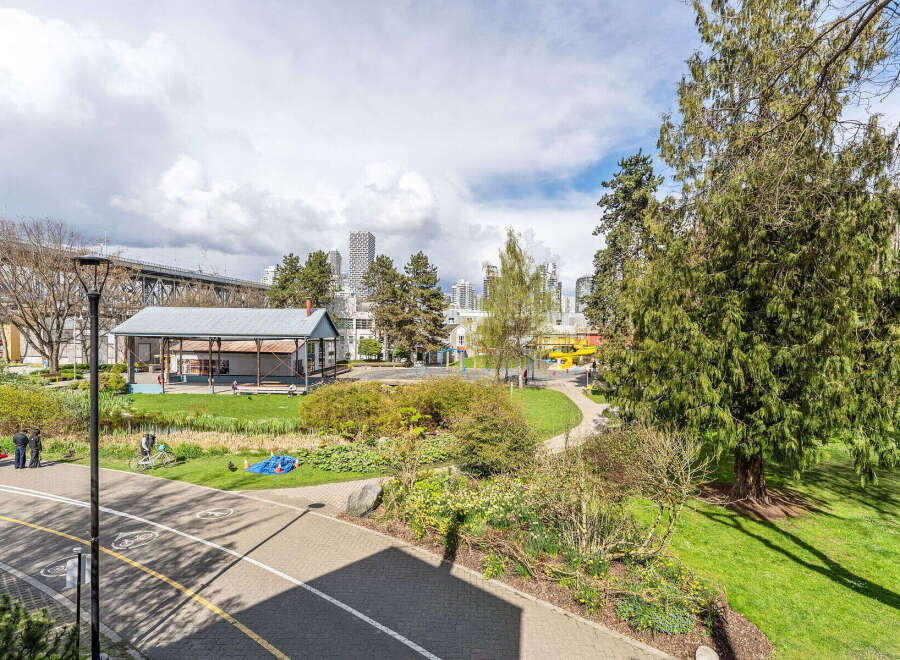 Discover the charm of this property, ideally situated near a vibrant park.