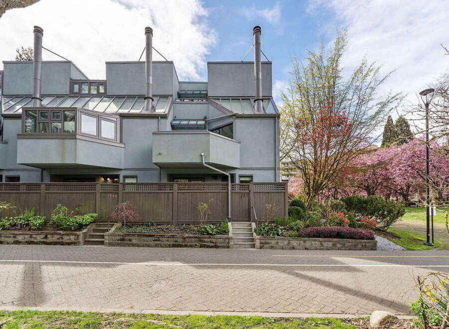 Discover modern living in this stunning property, featuring a unique architectural design and prime location.