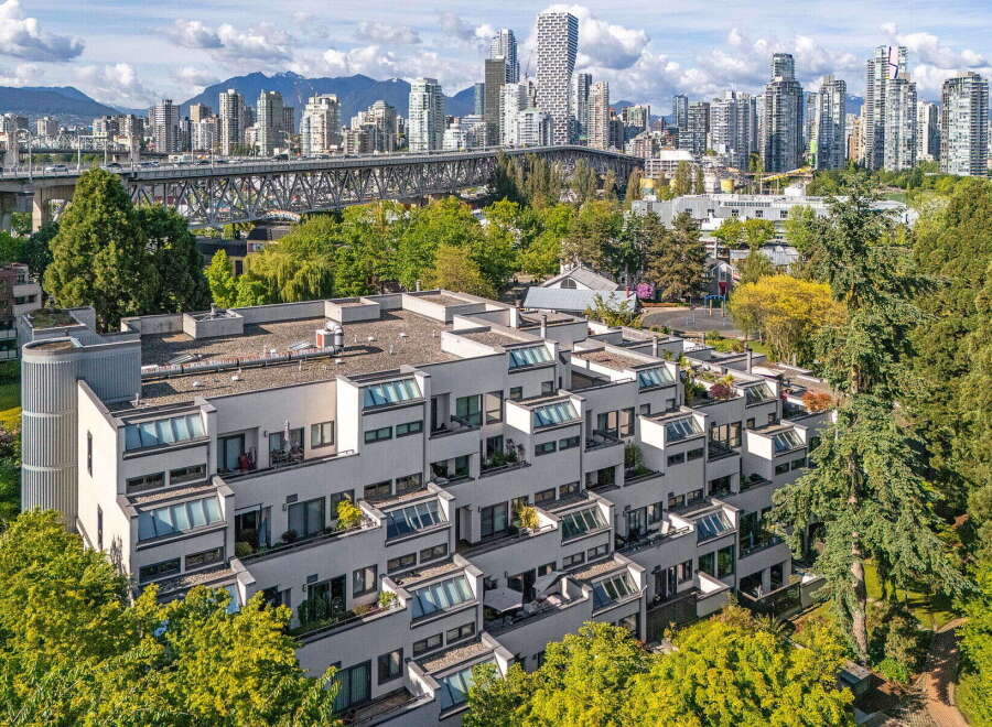 Discover urban living at its finest in this stunning property, boasting modern architecture and panoramic city views.