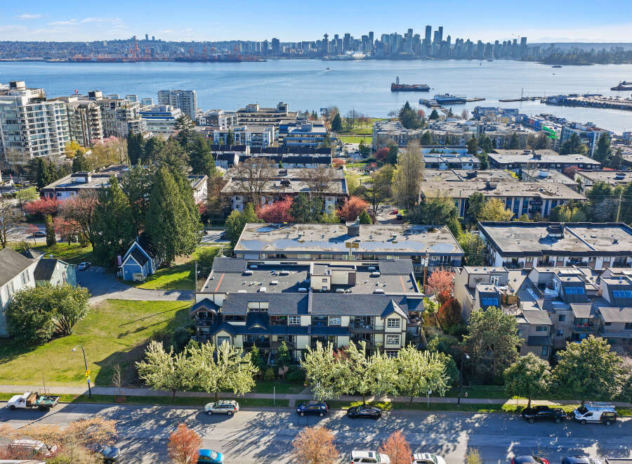 Discover urban living at its finest with this stunning property, boasting a prime location with breathtaking city and water views.