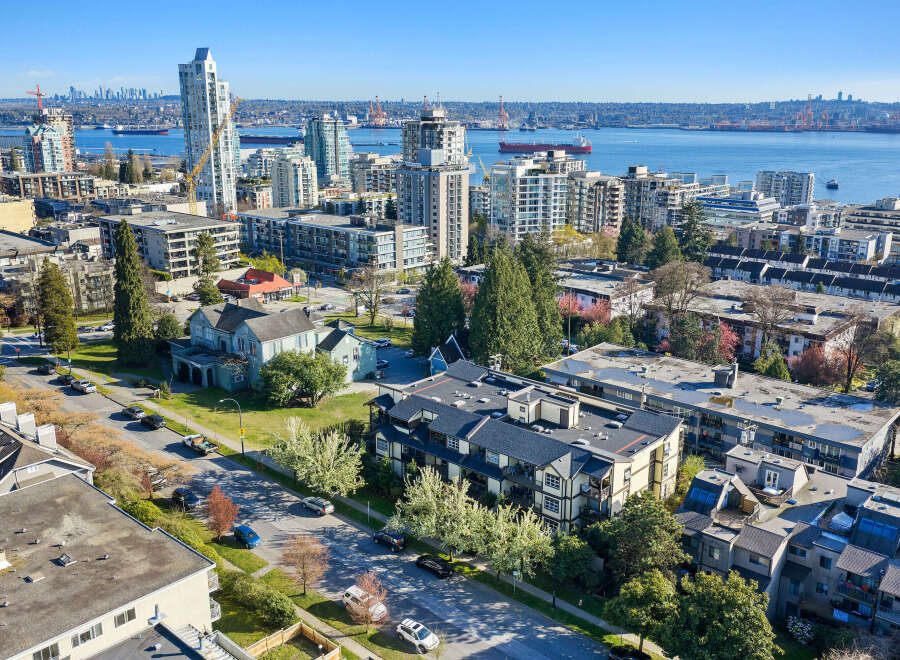Discover stunning urban living with this property, offering breathtaking views of the city skyline and the serene waterfront.