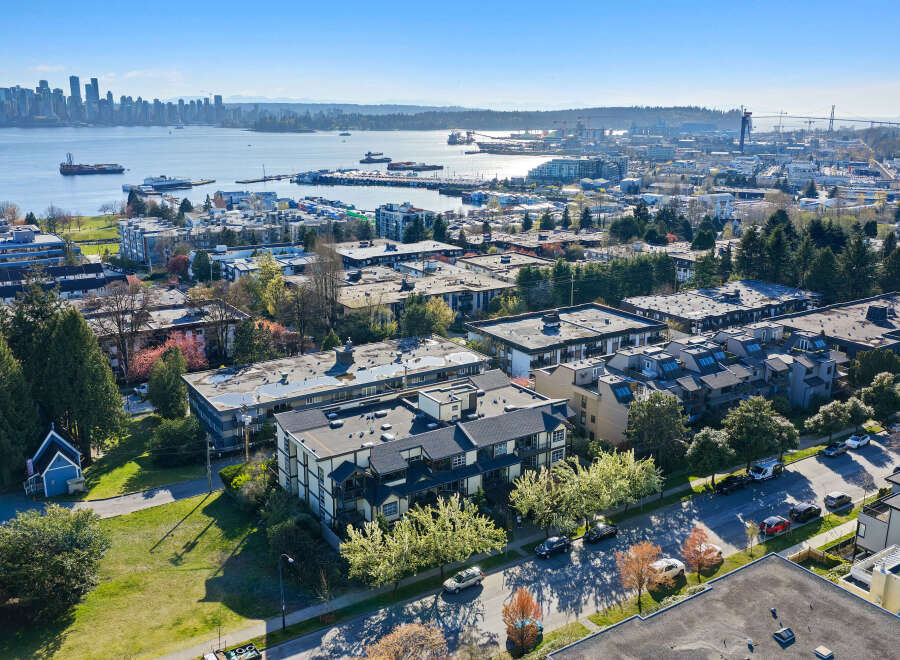 Discover stunning waterfront living in this beautiful property, offering breathtaking views and a prime location.