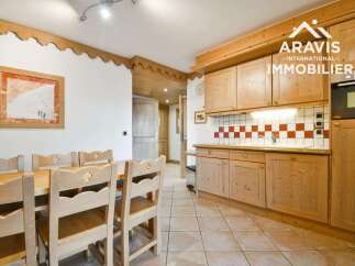 Discover the charm of this inviting property, featuring a cozy dining area and a well-equipped kitchen.