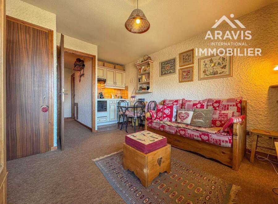 Discover this charming property, perfect for those seeking a cozy and inviting space.