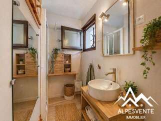 Discover this charming bathroom featuring a modern design and natural elements.