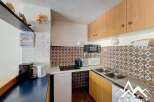 Discover this charming kitchen, perfect for culinary enthusiasts.