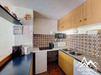 Discover this charming kitchen, perfect for culinary enthusiasts.