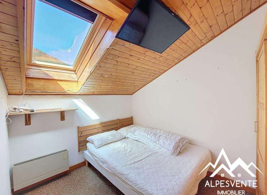 Discover this charming bedroom with a cozy atmosphere, perfect for a relaxing retreat.