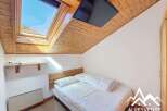 Discover this charming bedroom with a cozy atmosphere, perfect for a relaxing retreat.