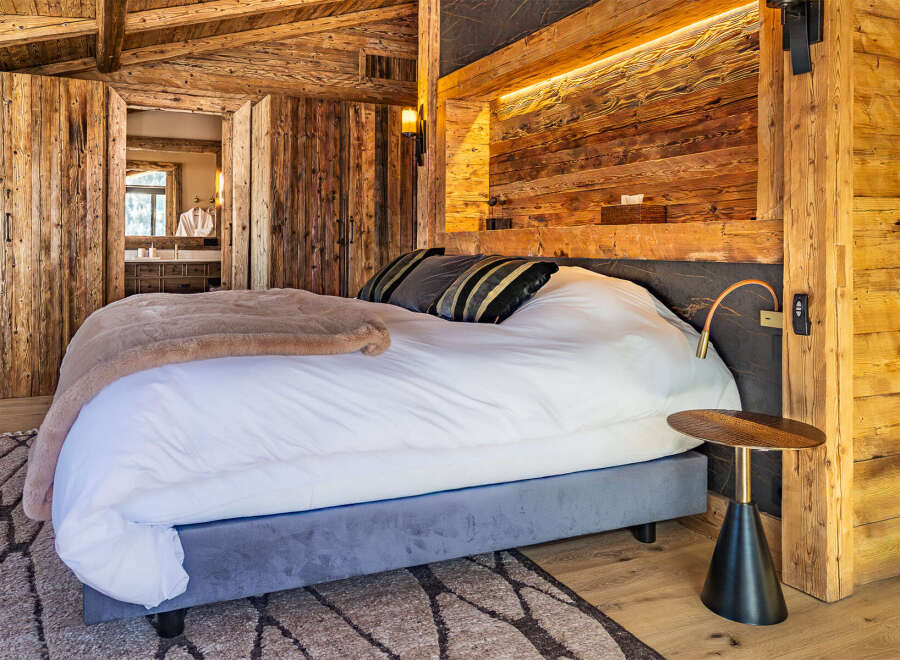 Experience the epitome of rustic luxury in this stunning bedroom.
