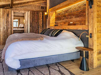 Experience the epitome of rustic luxury in this stunning bedroom.