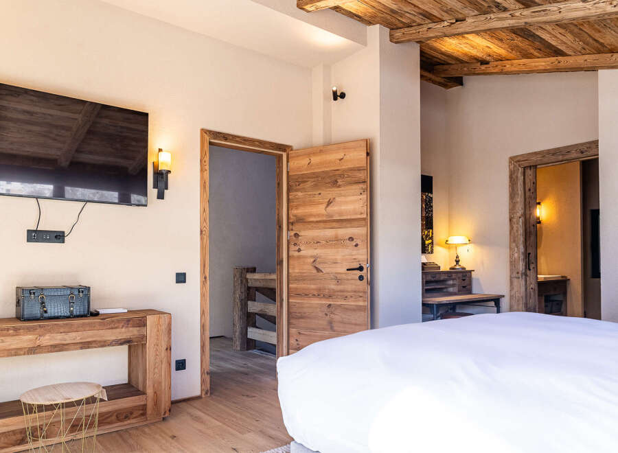 Experience rustic elegance in this stunning bedroom, featuring a beautiful wooden ceiling and doors that exude warmth and charm.