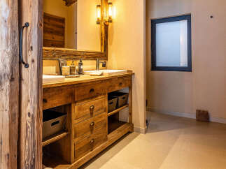 This stunning bathroom boasts a rustic, yet modern design, perfect for a luxurious retreat.
