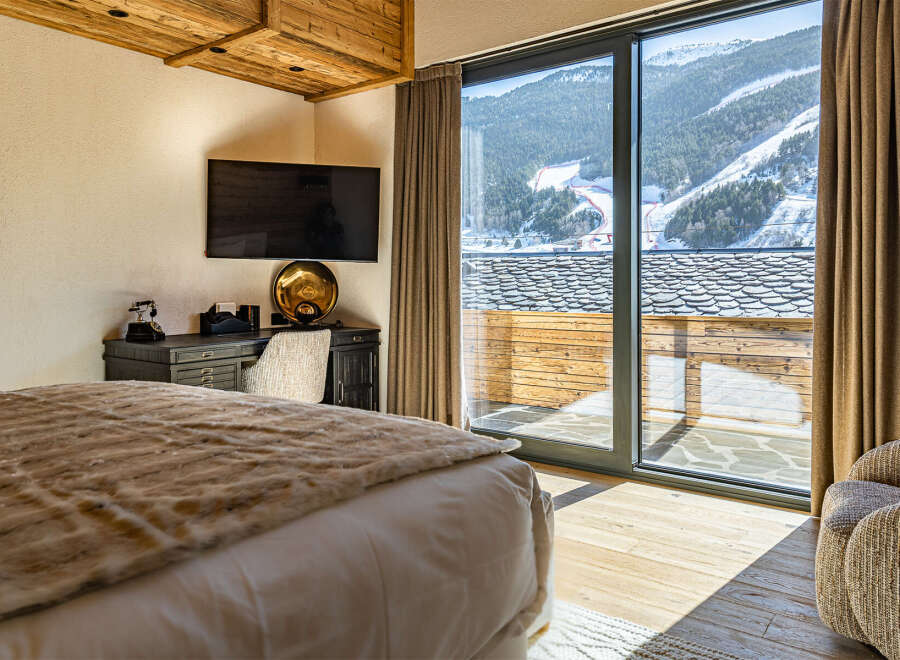 Experience luxury living in this stunning property with breathtaking mountain views.