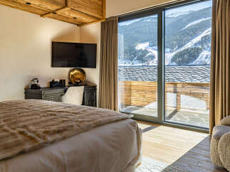 Experience luxury living in this stunning property with breathtaking mountain views.