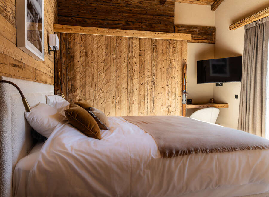 Experience the epitome of rustic luxury in this stunning bedroom.