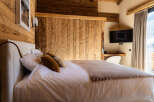 Experience the epitome of rustic luxury in this stunning bedroom.