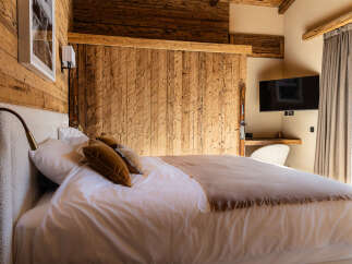 Experience the epitome of rustic luxury in this stunning bedroom.
