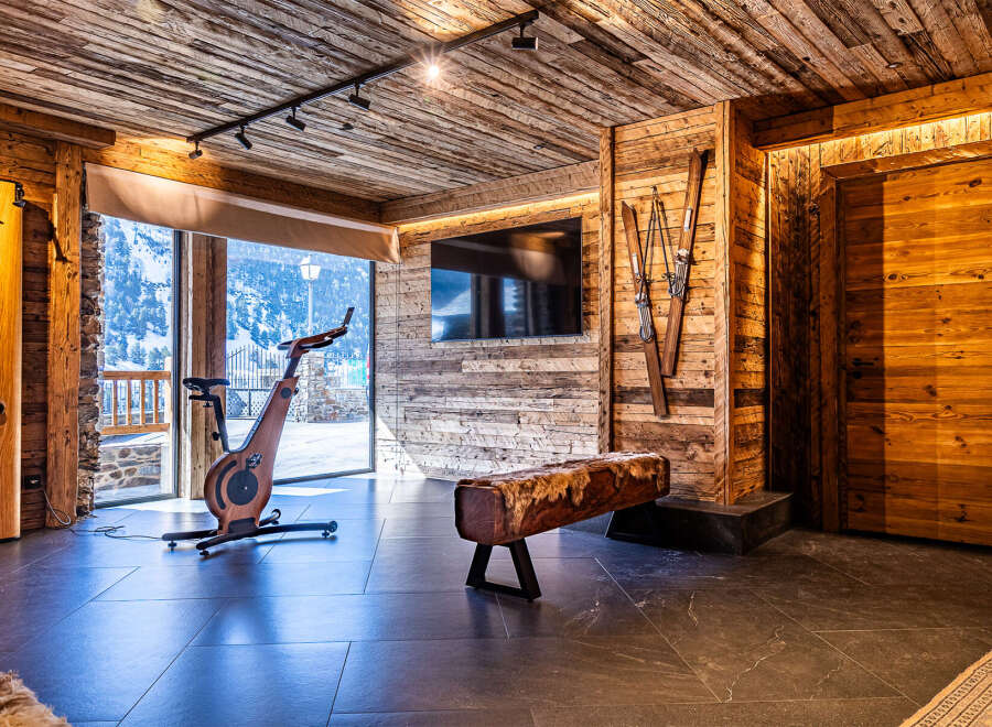 Experience luxury living in this stunning property, featuring a state-of-the-art home gym.