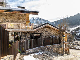 Discover the charm of this stunning stone-clad property nestled in a picturesque mountain setting.