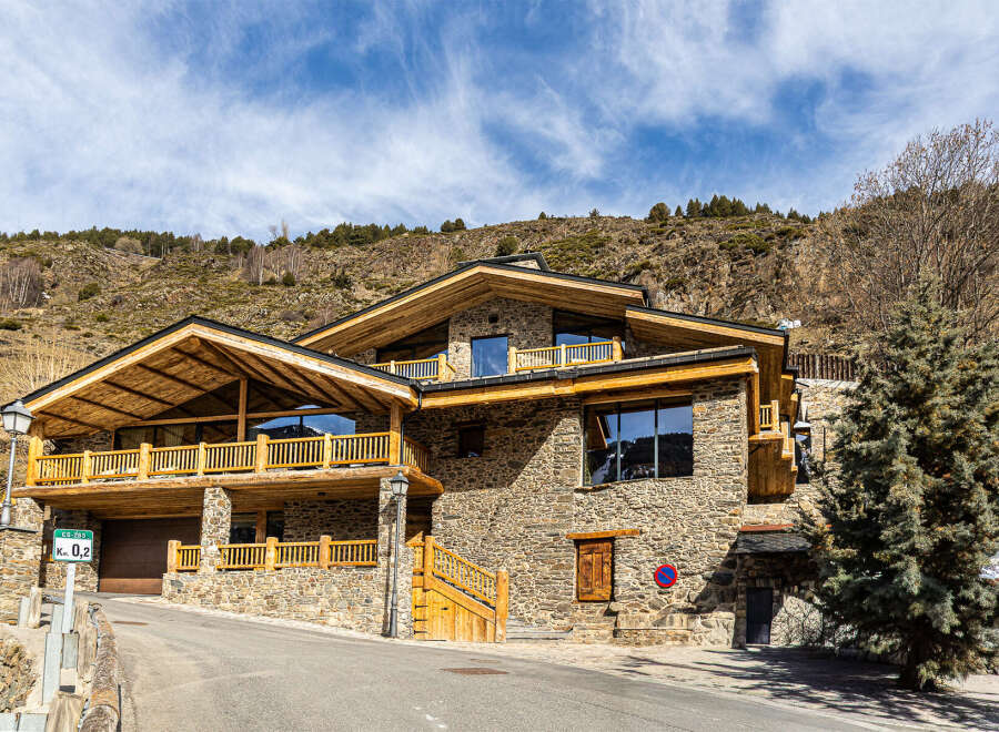 Discover the charm of this stunning stone-built property, nestled in a picturesque mountain setting.