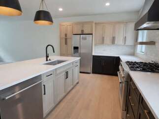 This stunning kitchen boasts modern design and high-end finishes, perfect for culinary enthusiasts.