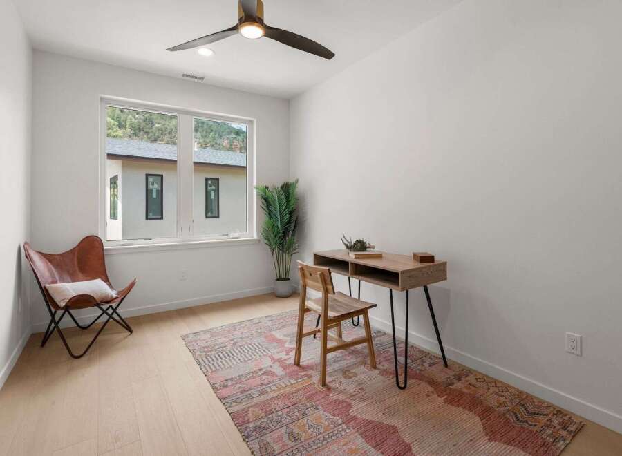 This stunning room features a modern desk and chair, perfect for a home office or creative space.