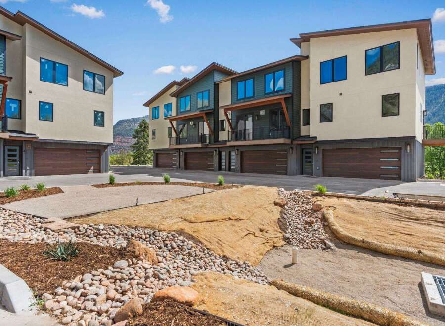 Discover modern luxury in this stunning property featuring contemporary architecture and high-end finishes.