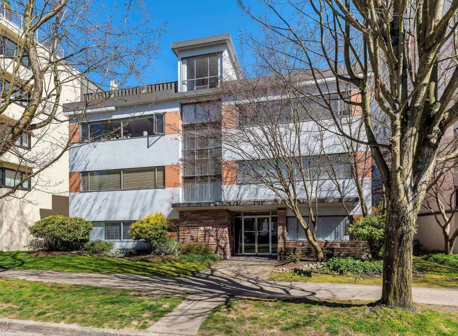 Discover a stunning property with modern architecture and a prime location.