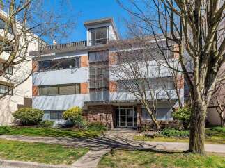 Discover a stunning property with modern architecture and a prime location.