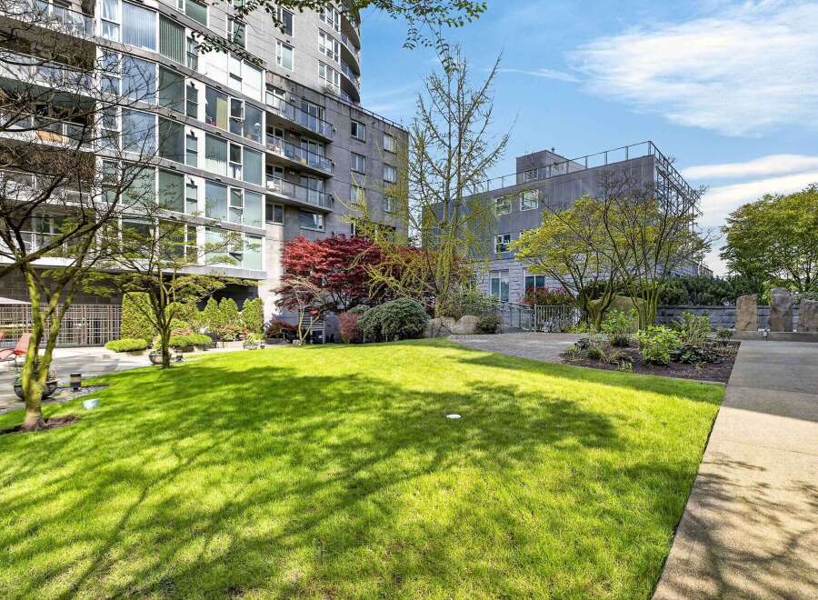 Discover urban living at its finest with this stunning property.