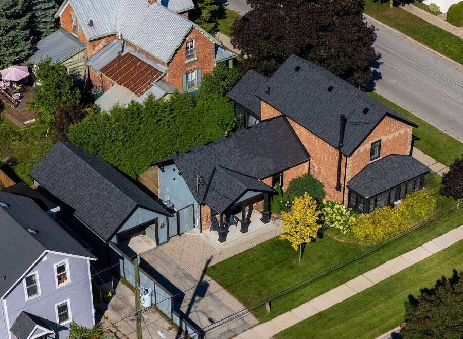 Discover this stunning property featuring a modern design and a prime location.