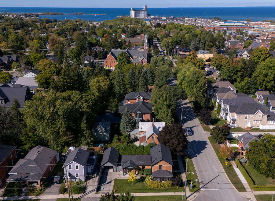 Discover the charm of this stunning property nestled in a picturesque neighborhood.